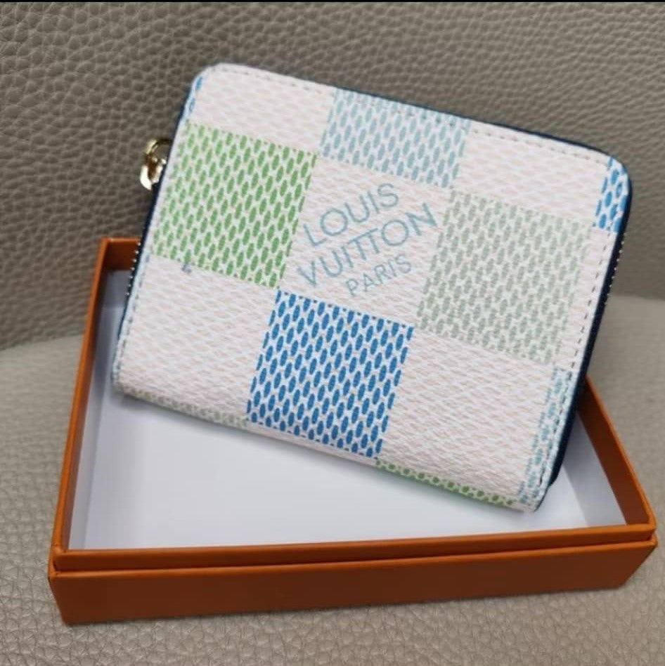 Elite Chic | Medium Checkerboard Zip Wallet – Emerald & Sapphire